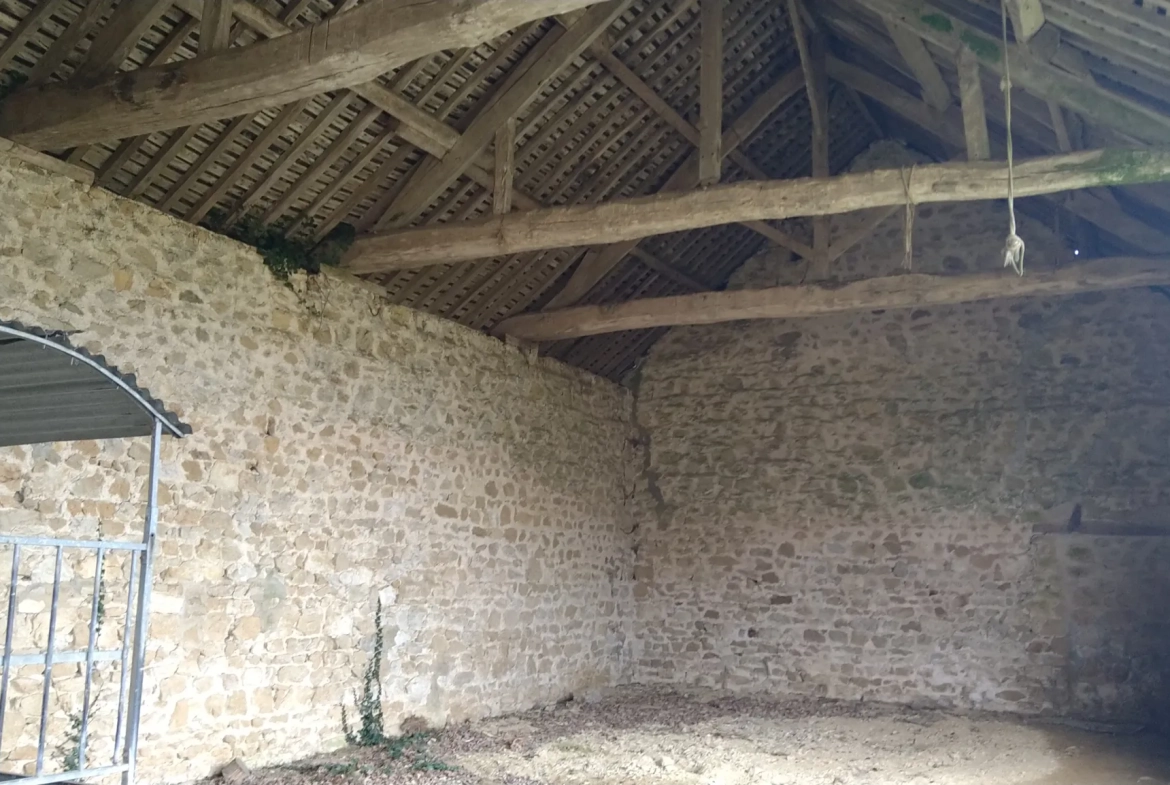 Ancien corps de ferme à vendre à Villaines la Juhel en Mayenne 
