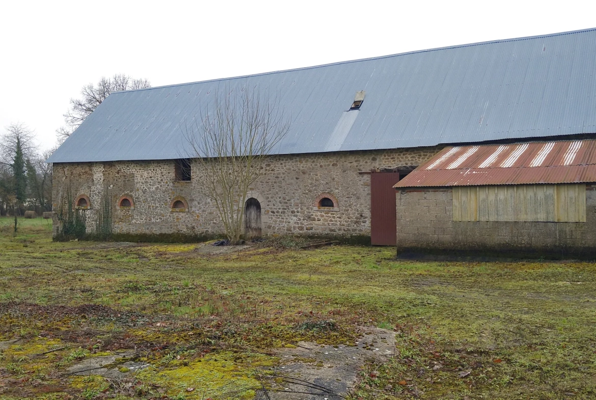 Ancien corps de ferme à vendre à Villaines la Juhel en Mayenne 