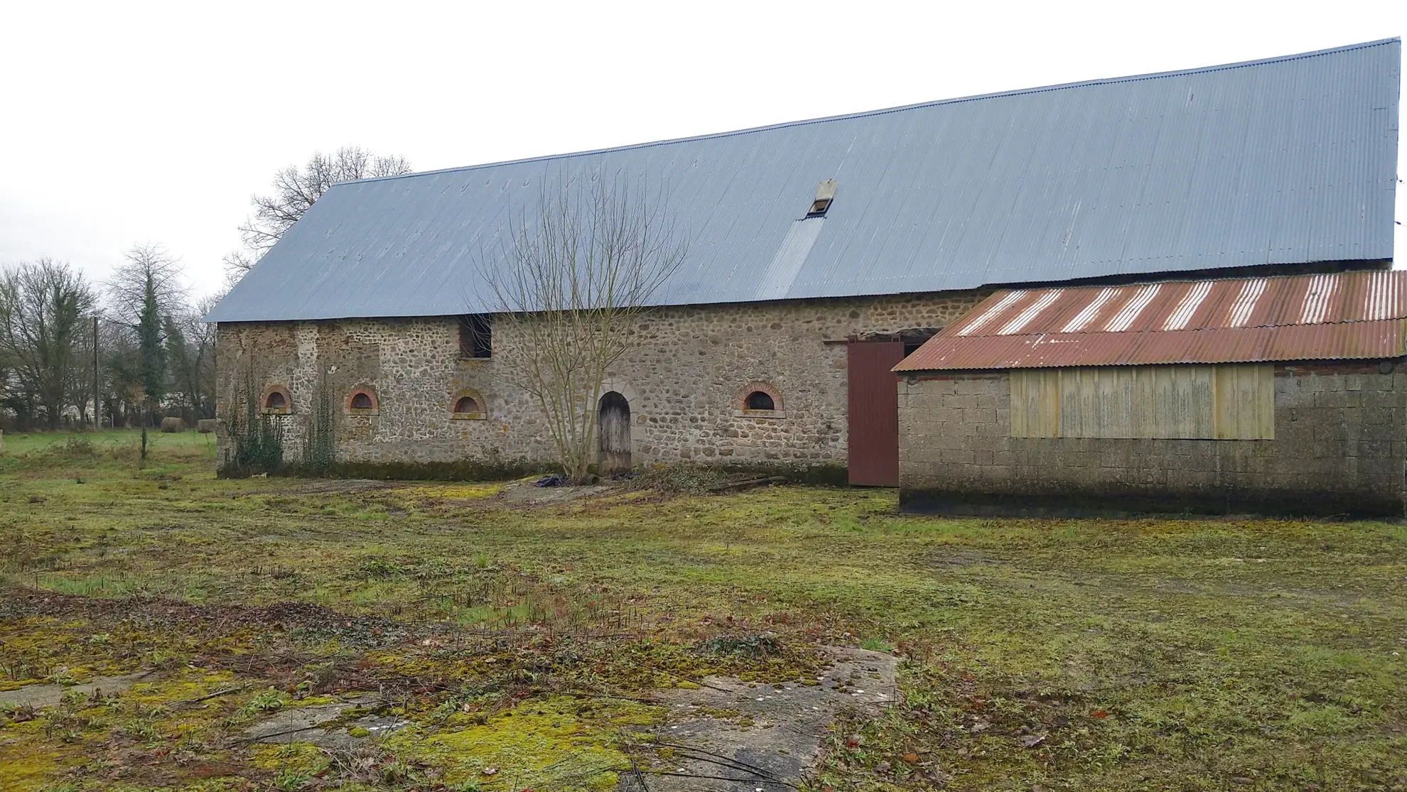 Ancien corps de ferme à vendre à Villaines la Juhel en Mayenne 