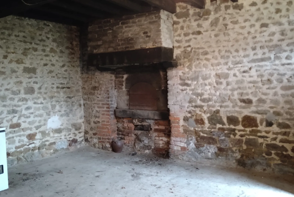 Ancien corps de ferme à vendre à Villaines la Juhel en Mayenne 