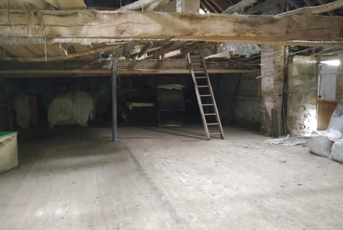 Ancien corps de ferme à vendre à Villaines la Juhel en Mayenne 