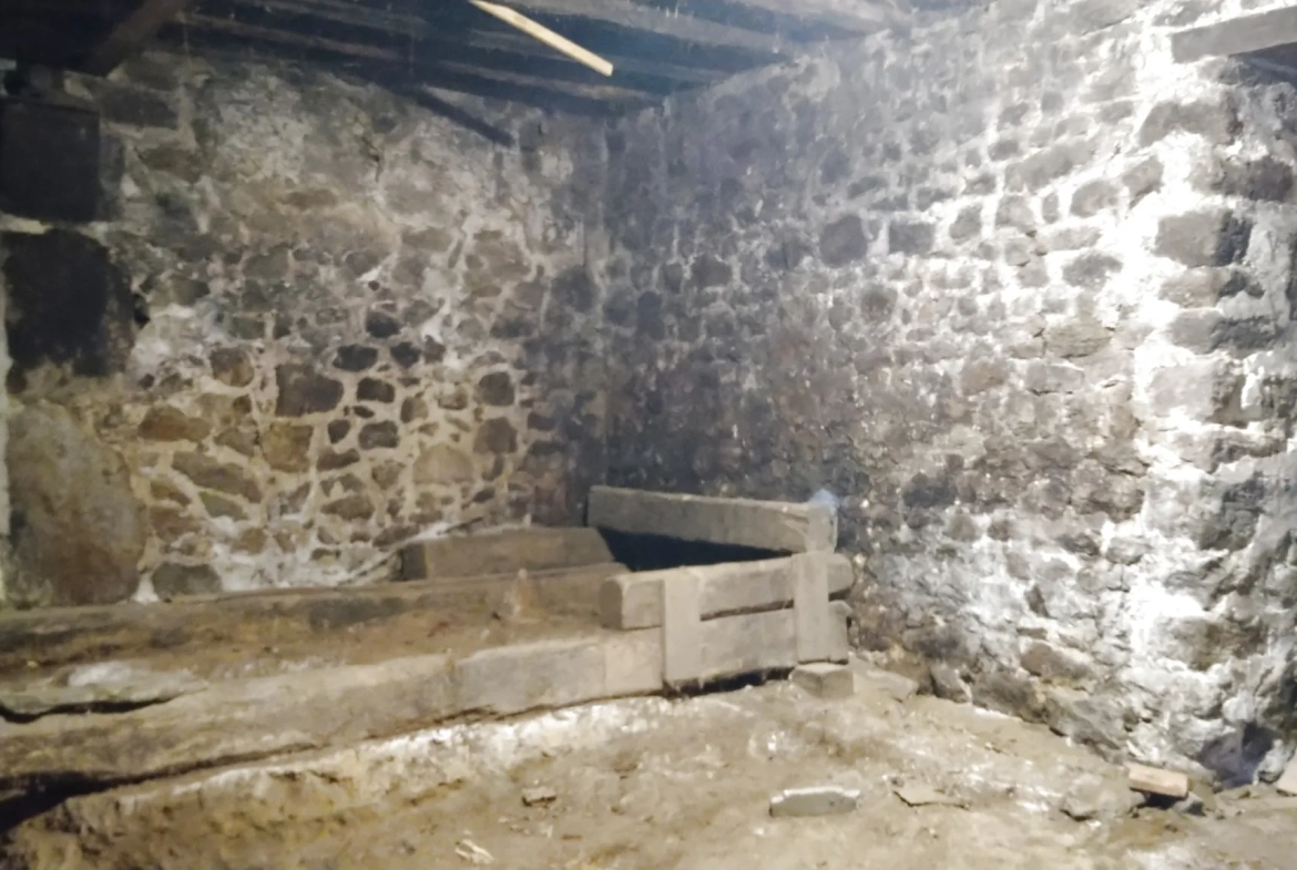 Ancien corps de ferme à vendre à Villaines la Juhel en Mayenne 