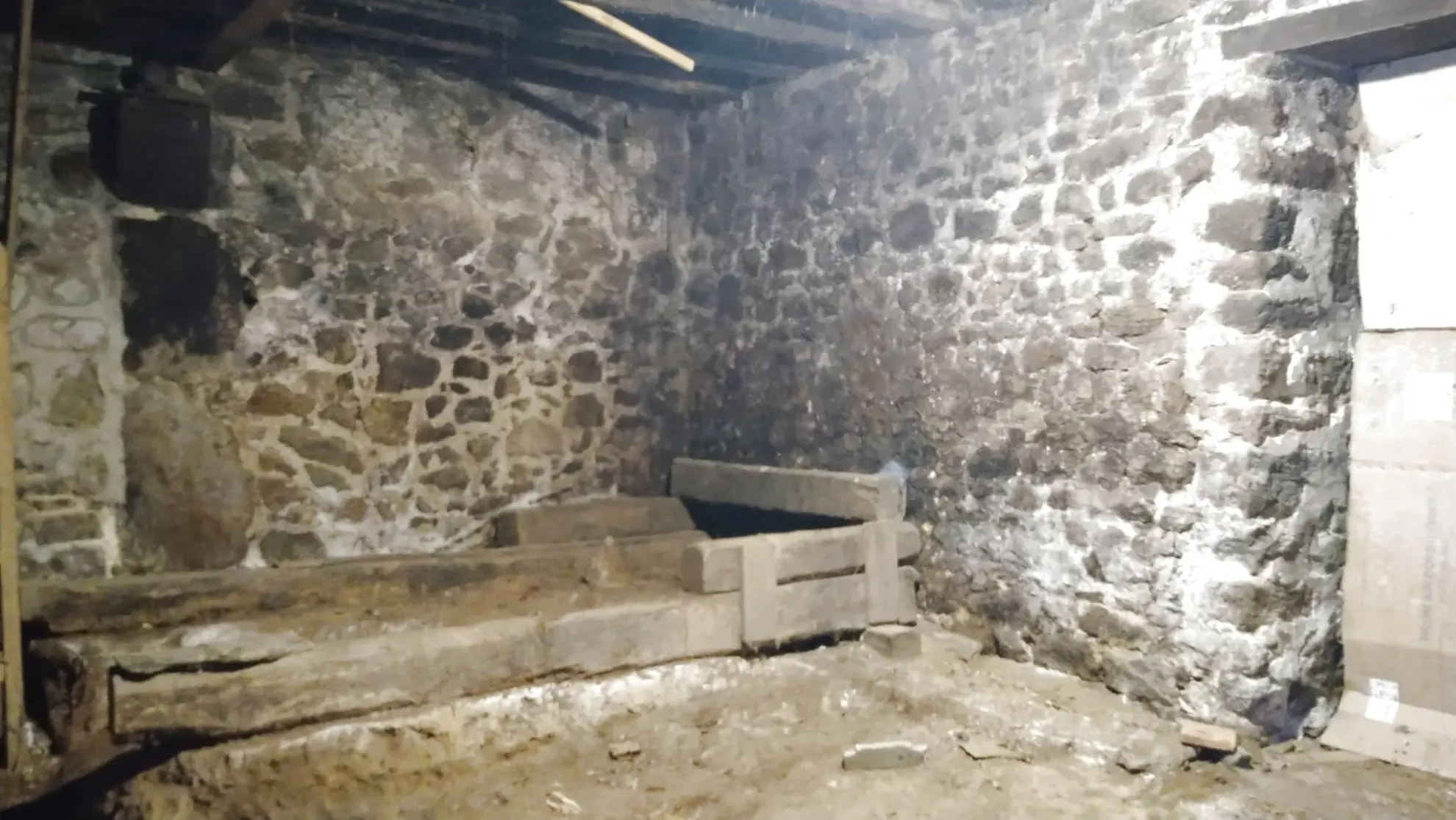 Ancien corps de ferme à vendre à Villaines la Juhel en Mayenne 