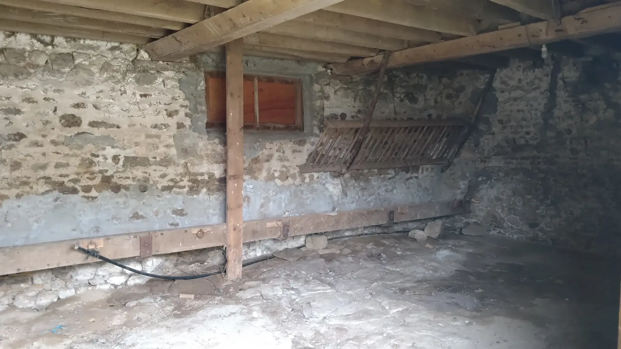 Ancien corps de ferme à vendre à Villaines la Juhel en Mayenne 