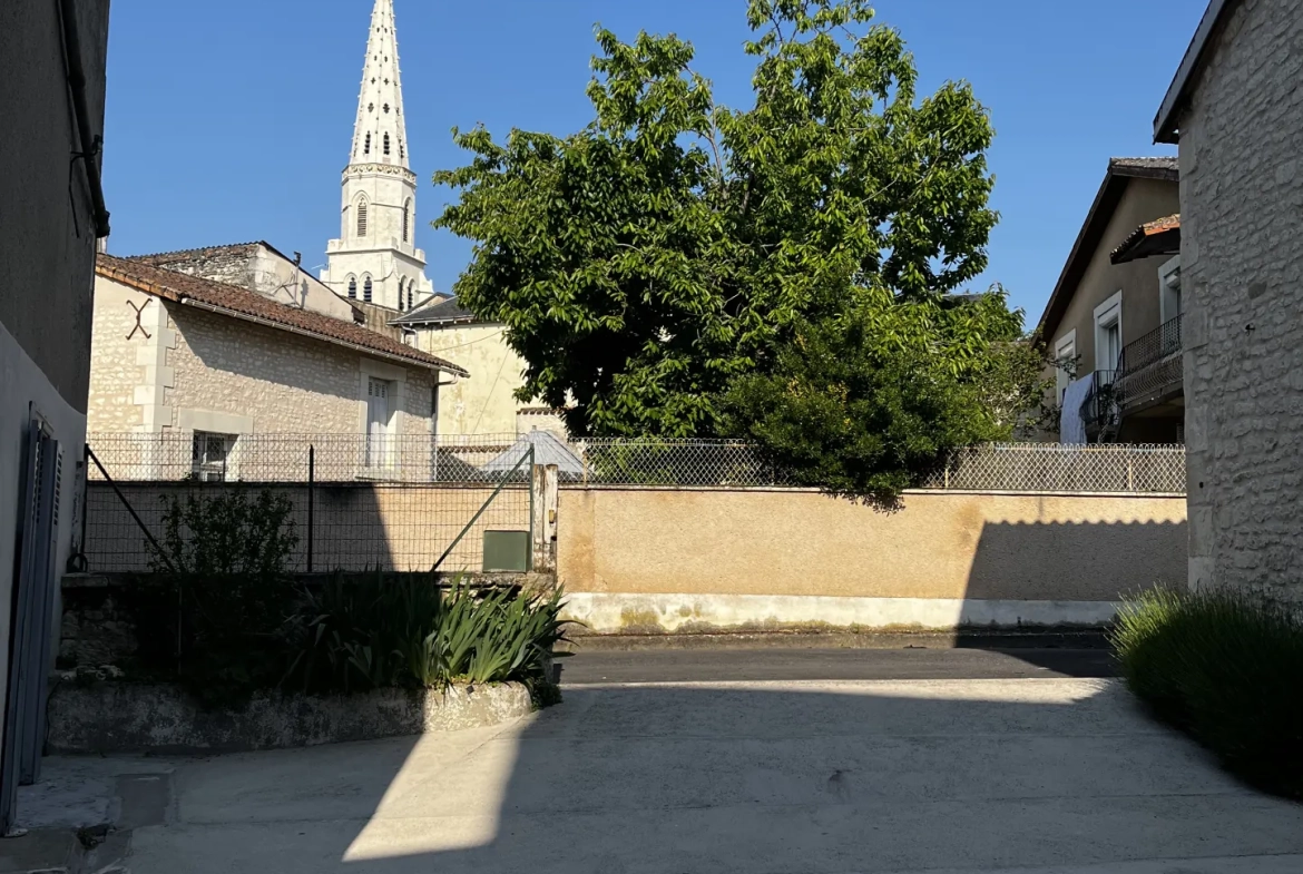 Ensemble immobilier rénové à Mirebeau avec 4 appartements, idéal investissement 