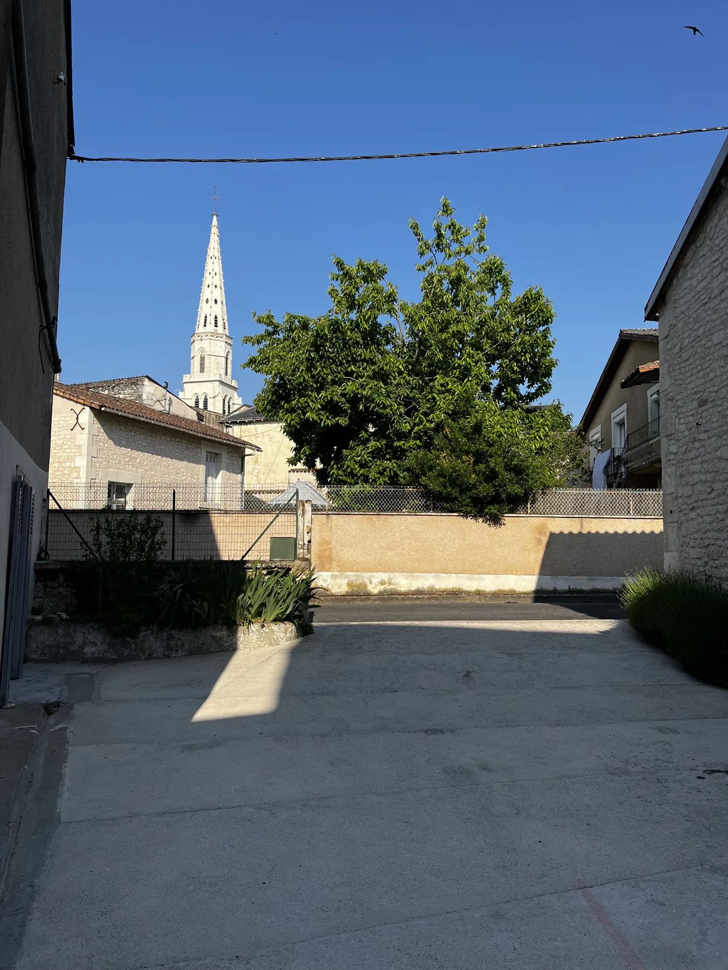Ensemble immobilier rénové à Mirebeau avec 4 appartements, idéal investissement 