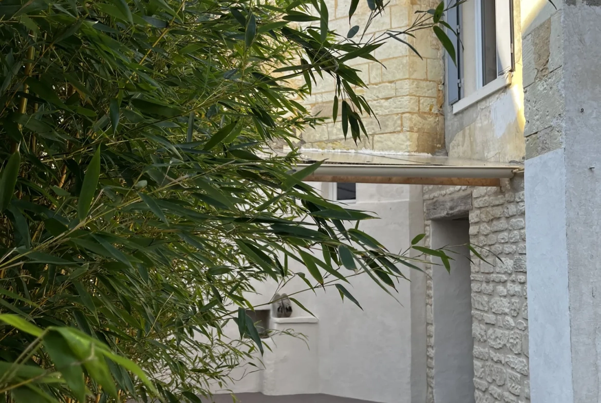 Ensemble immobilier rénové à Mirebeau avec 4 appartements, idéal investissement 