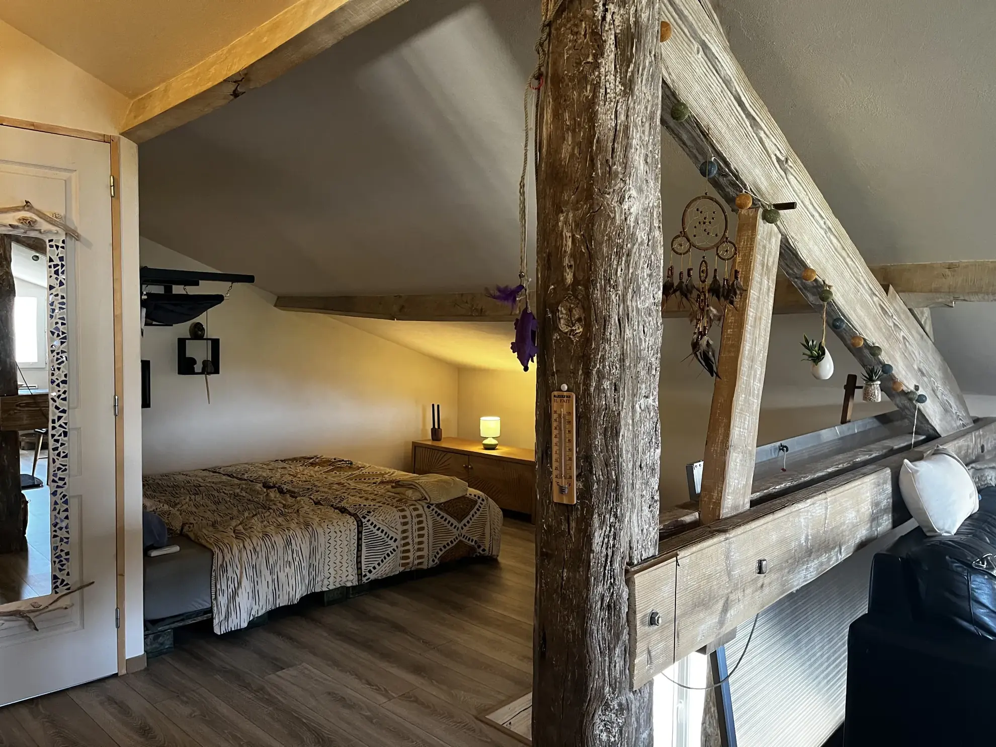 Ensemble immobilier rénové à Mirebeau avec 4 appartements, idéal investissement 