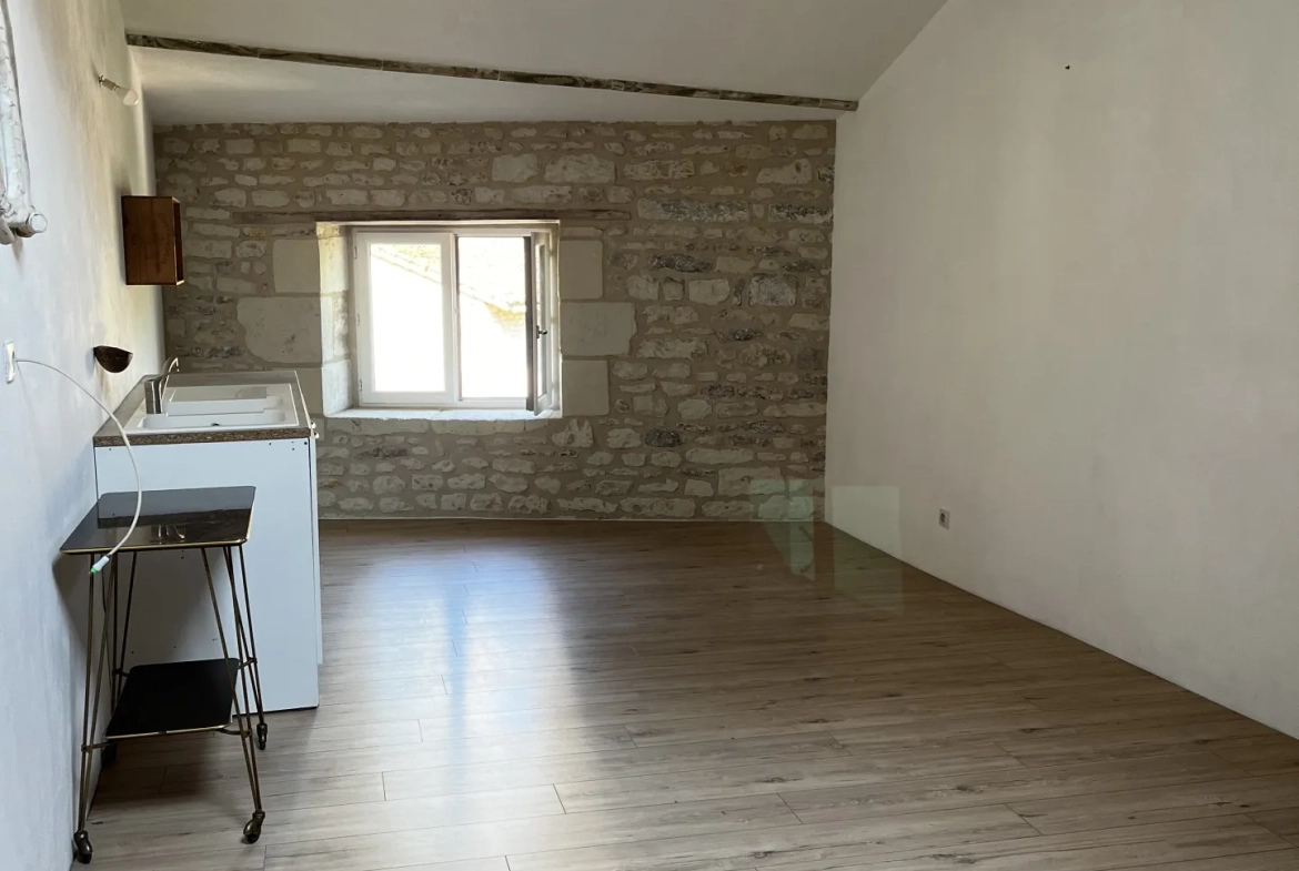 Ensemble immobilier rénové à Mirebeau avec 4 appartements, idéal investissement 