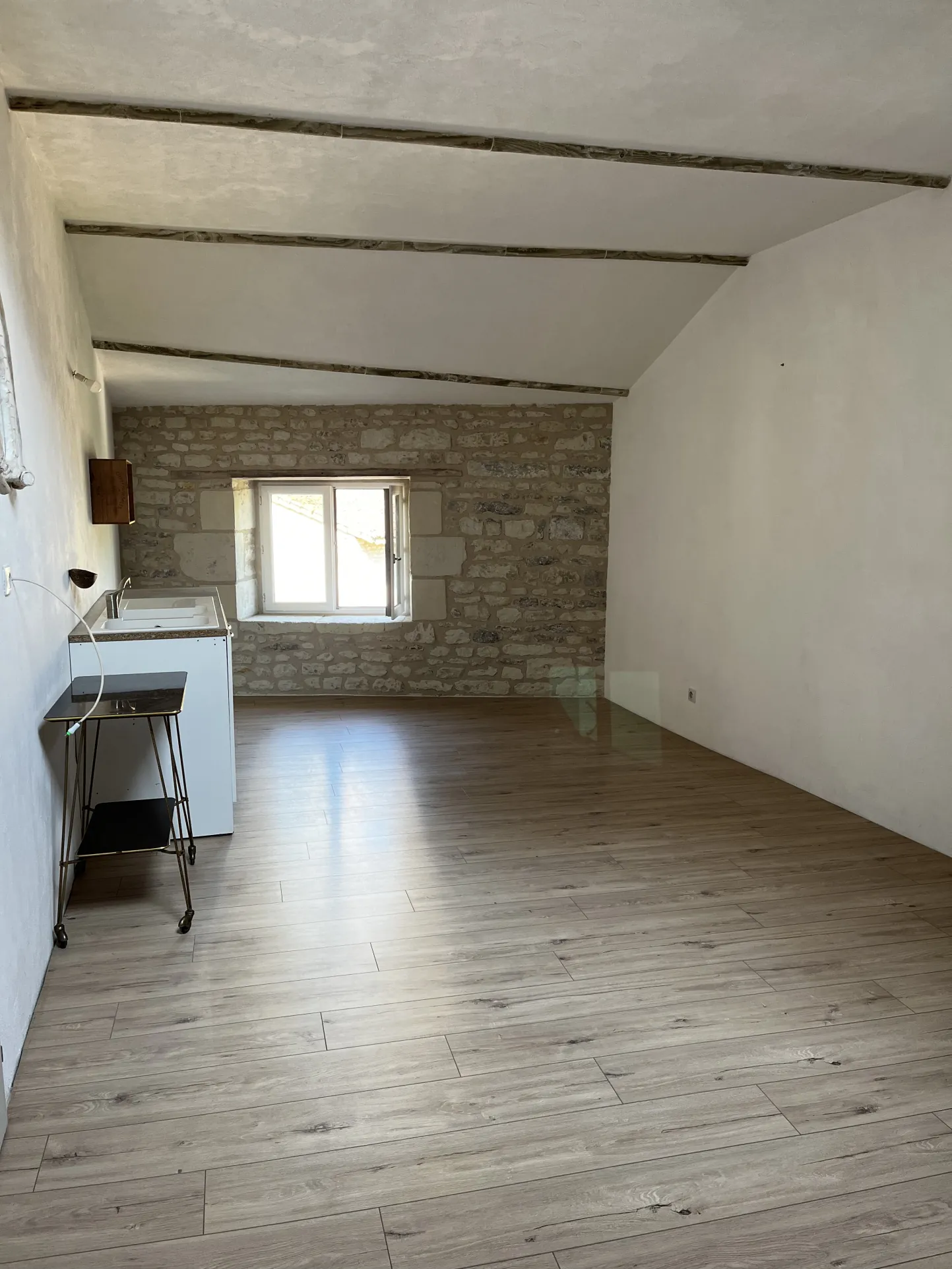 Ensemble immobilier rénové à Mirebeau avec 4 appartements, idéal investissement 
