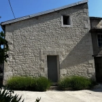Ensemble immobilier rénové à Mirebeau avec 4 appartements, idéal investissement