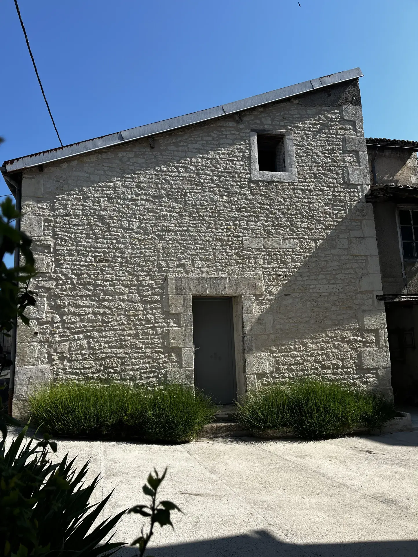 Ensemble immobilier rénové à Mirebeau avec 4 appartements, idéal investissement 