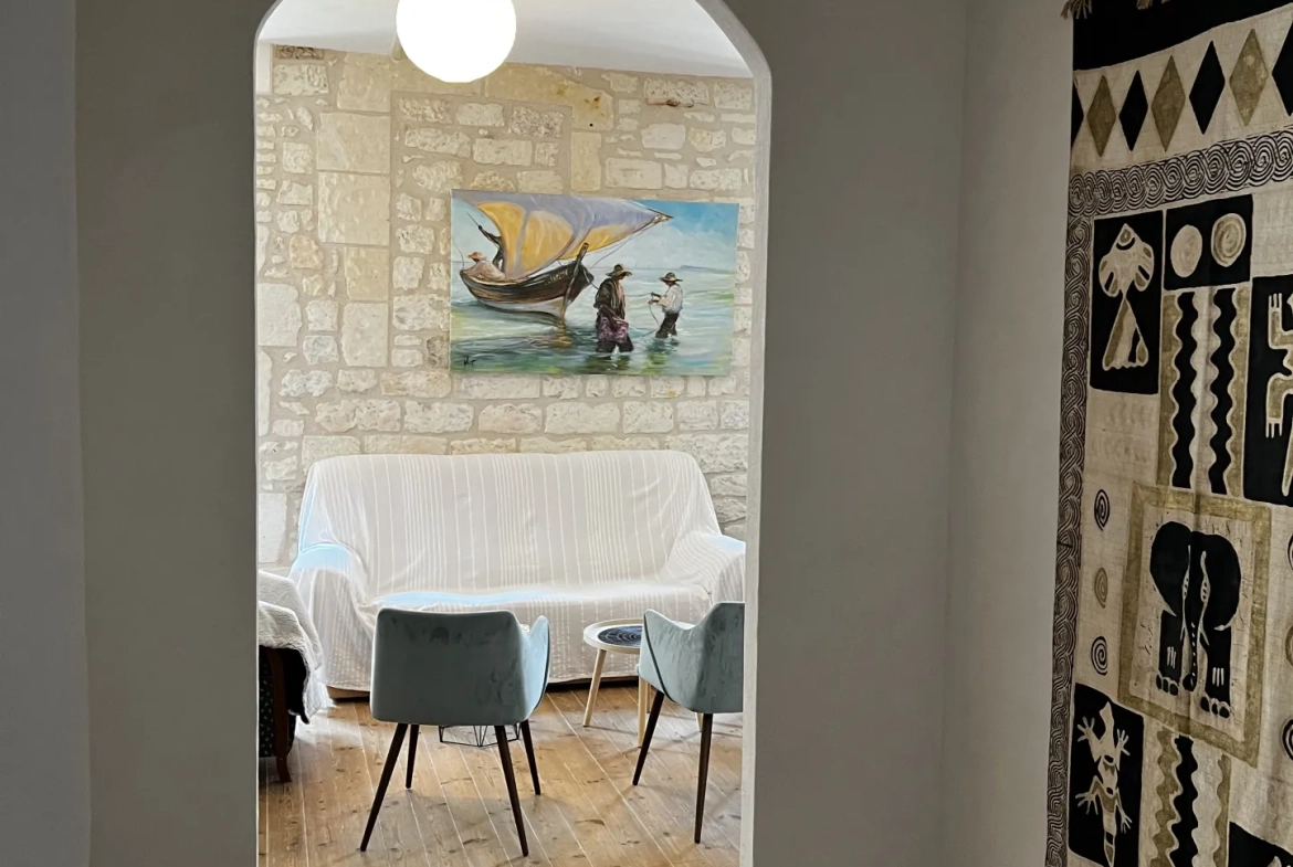 Ensemble immobilier rénové à Mirebeau avec 4 appartements, idéal investissement 