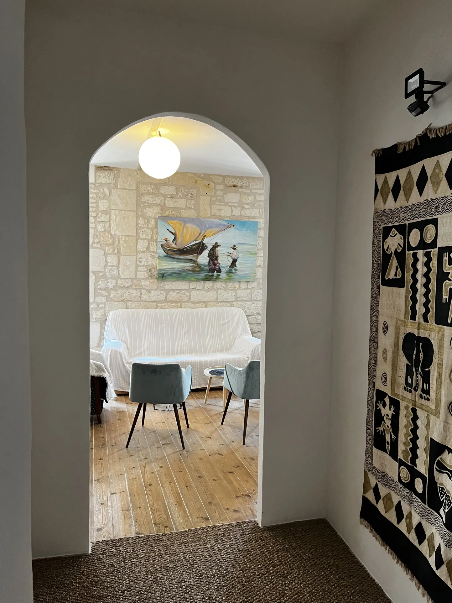 Ensemble immobilier rénové à Mirebeau avec 4 appartements, idéal investissement 