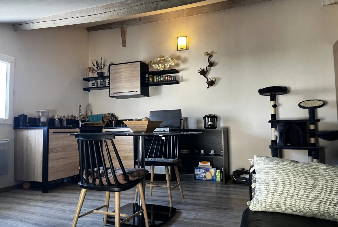 Ensemble immobilier rénové à Mirebeau avec 4 appartements, idéal investissement 