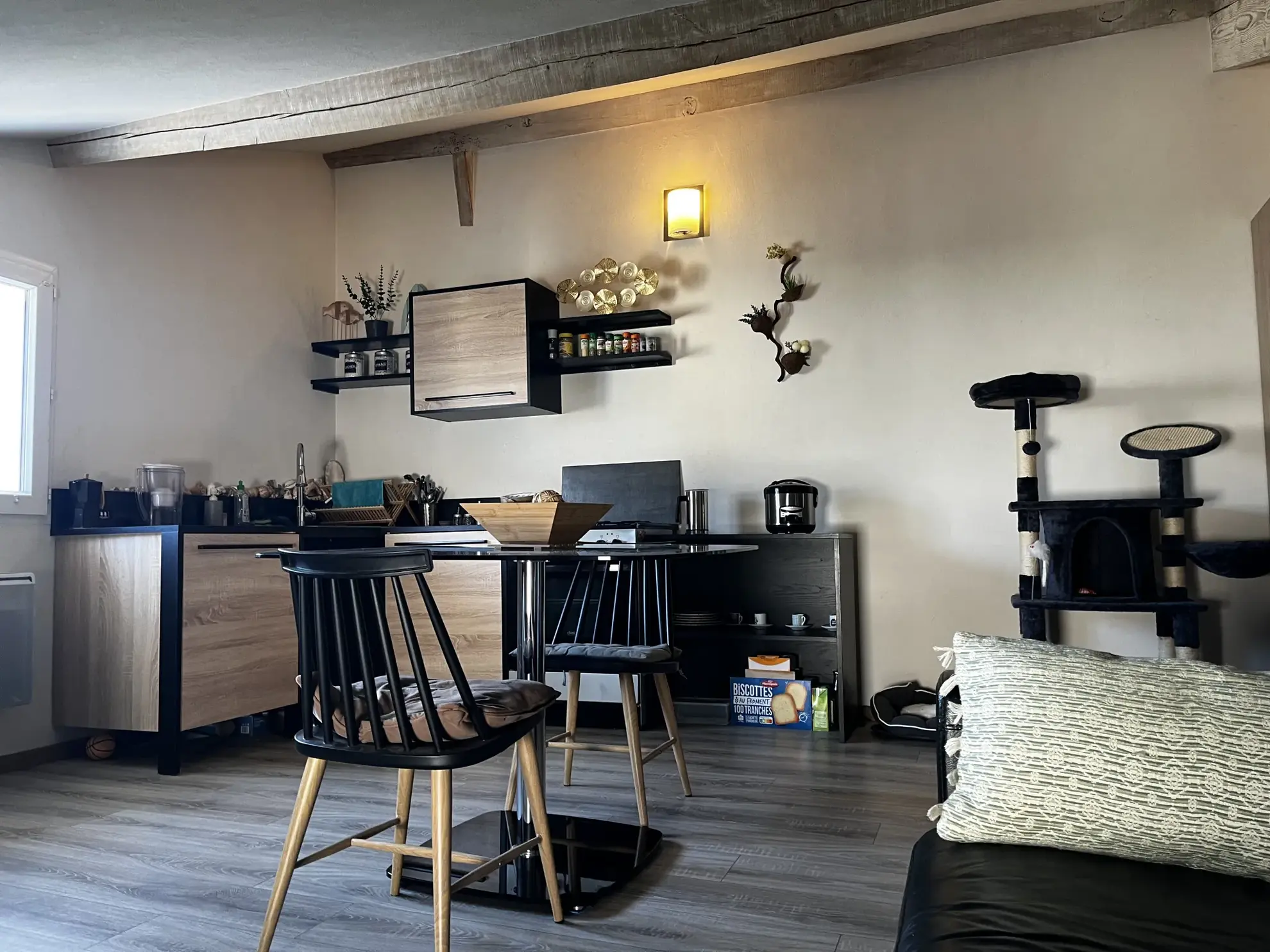 Ensemble immobilier rénové à Mirebeau avec 4 appartements, idéal investissement 