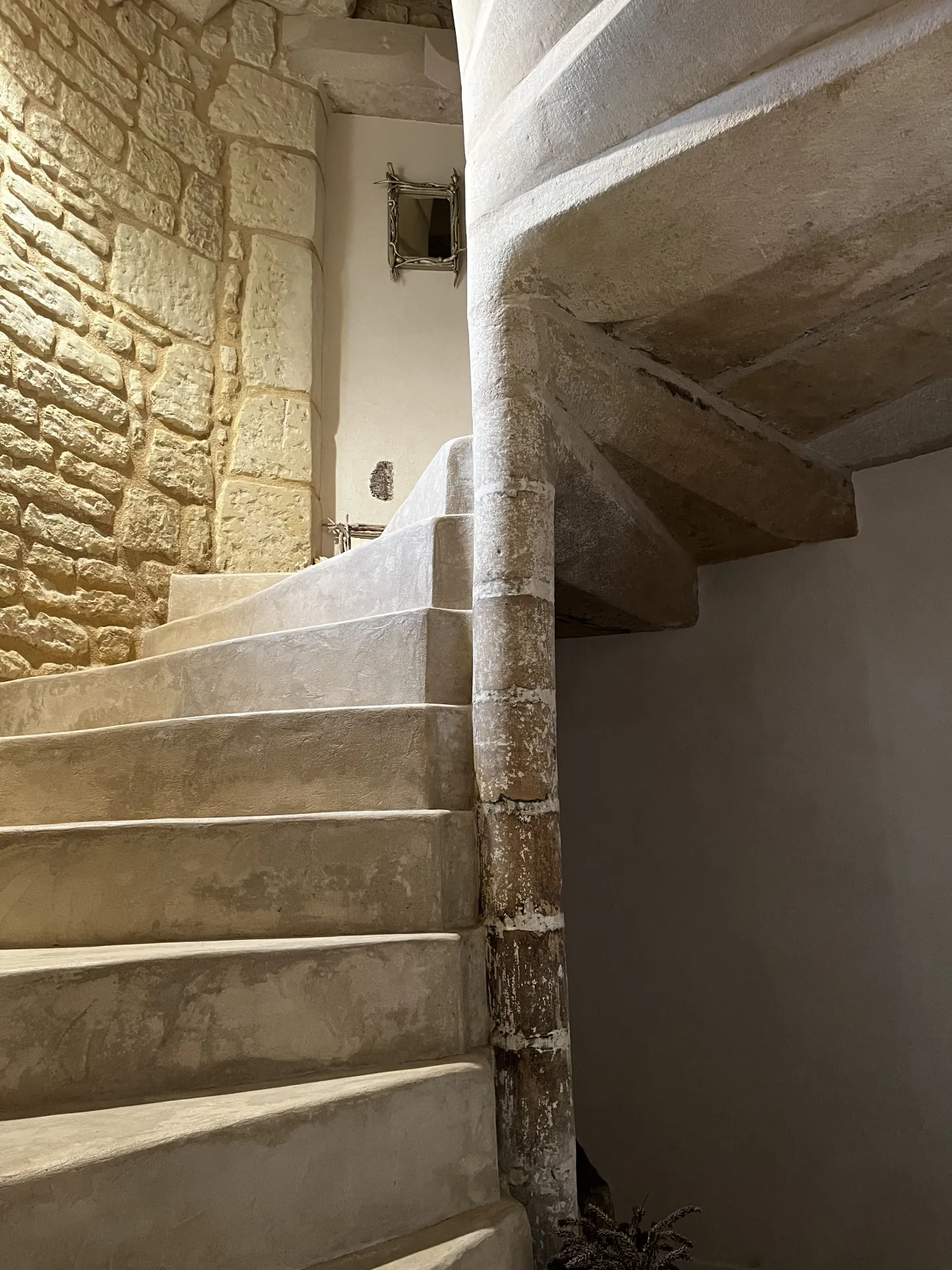 Ensemble immobilier rénové à Mirebeau avec 4 appartements, idéal investissement 
