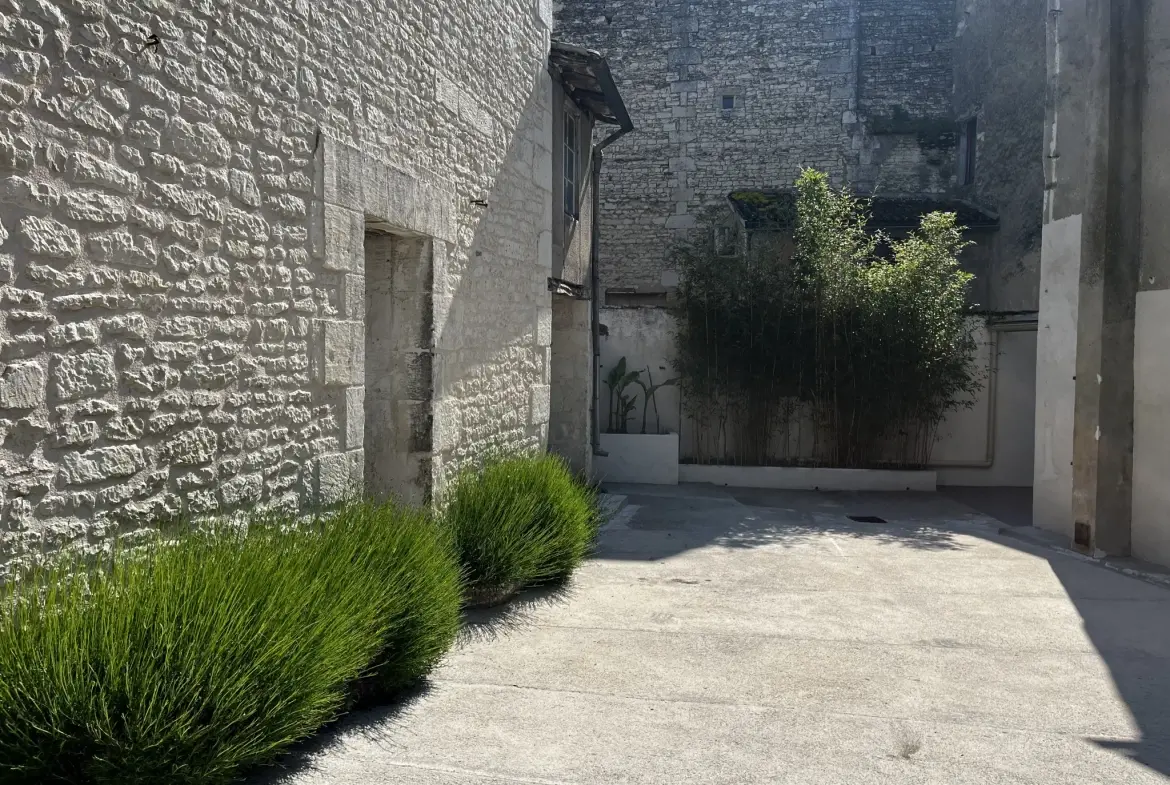 Ensemble immobilier rénové à Mirebeau avec 4 appartements, idéal investissement 