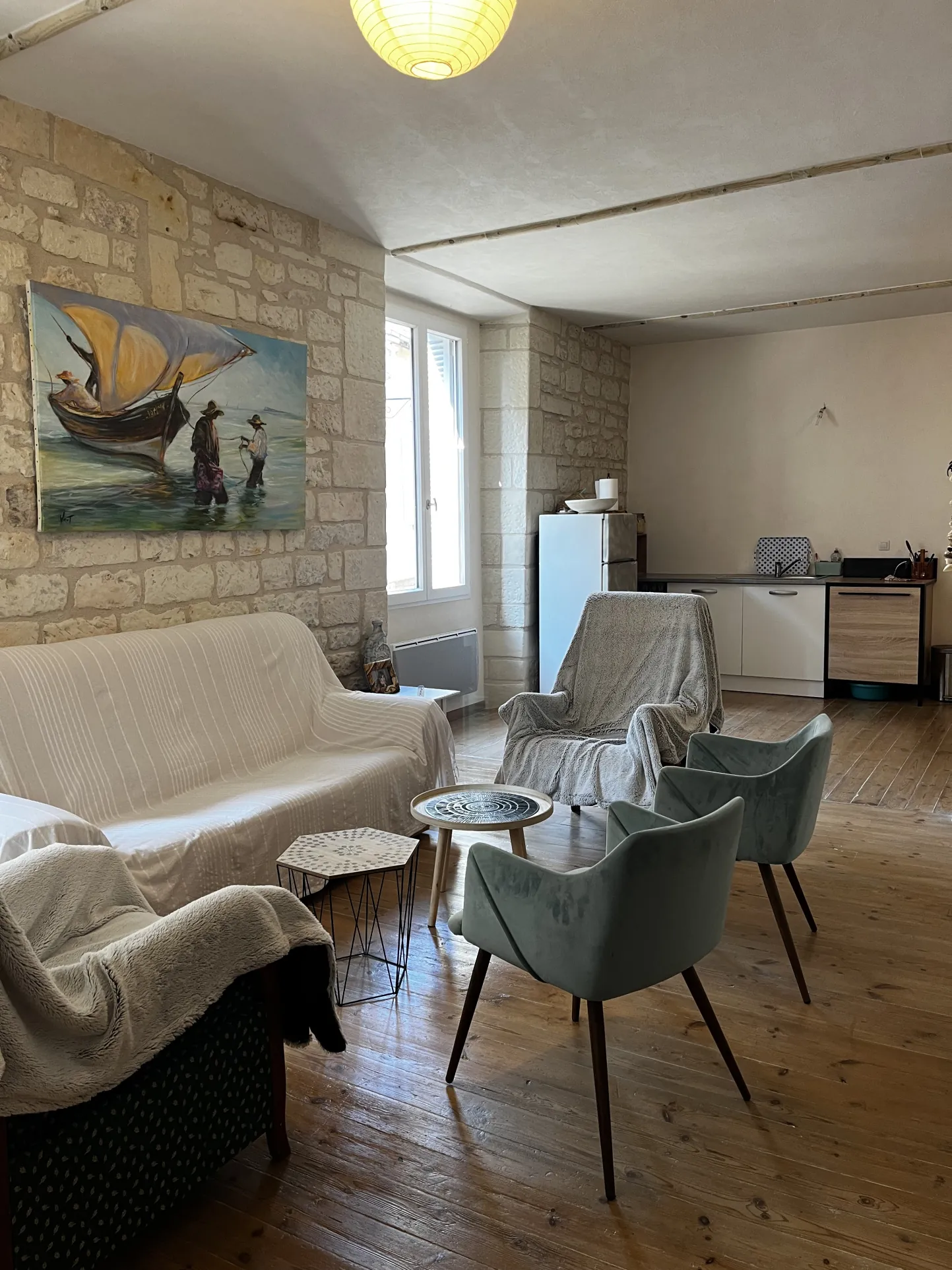 Ensemble immobilier rénové à Mirebeau avec 4 appartements, idéal investissement 