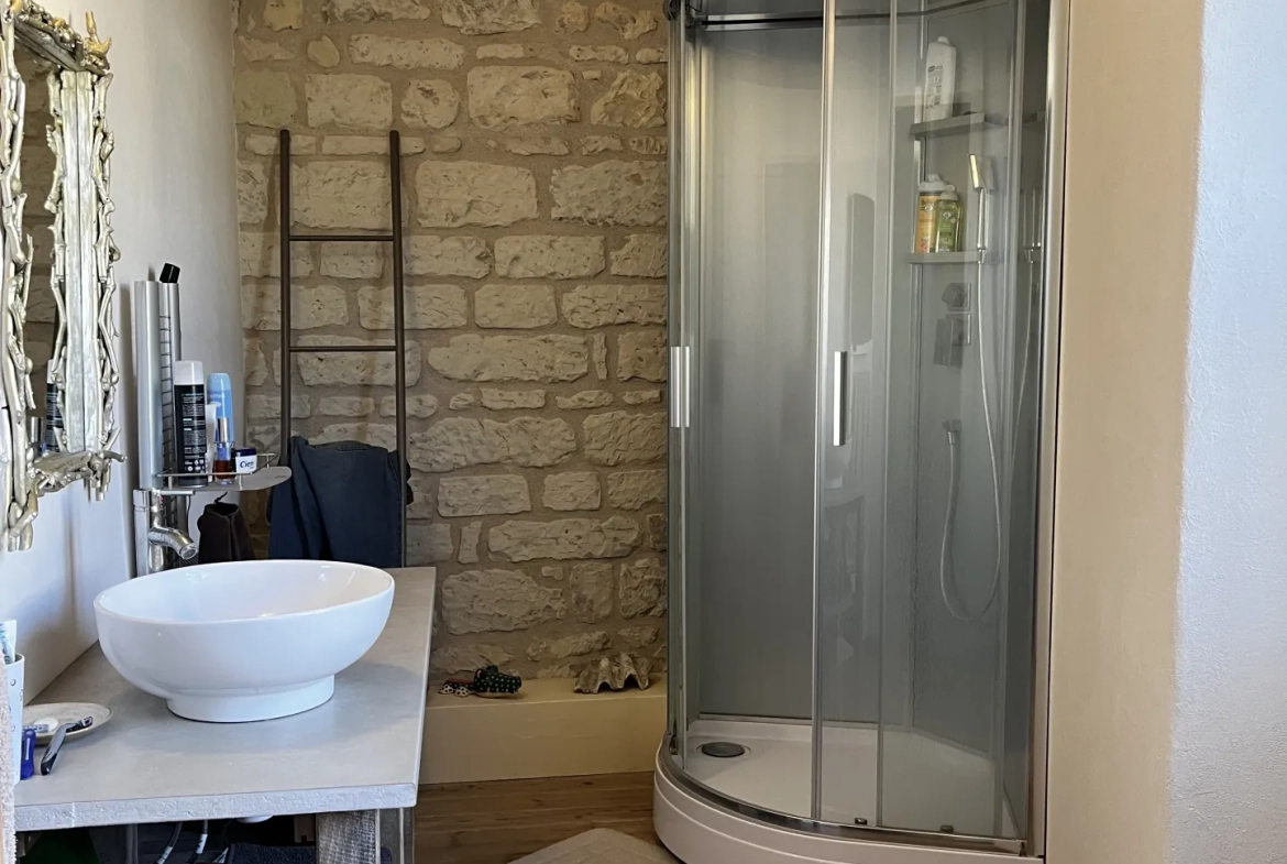Ensemble immobilier rénové à Mirebeau avec 4 appartements, idéal investissement 