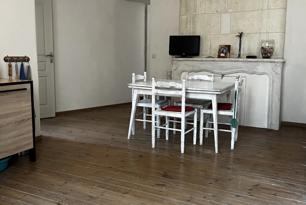 Ensemble immobilier rénové à Mirebeau avec 4 appartements, idéal investissement 