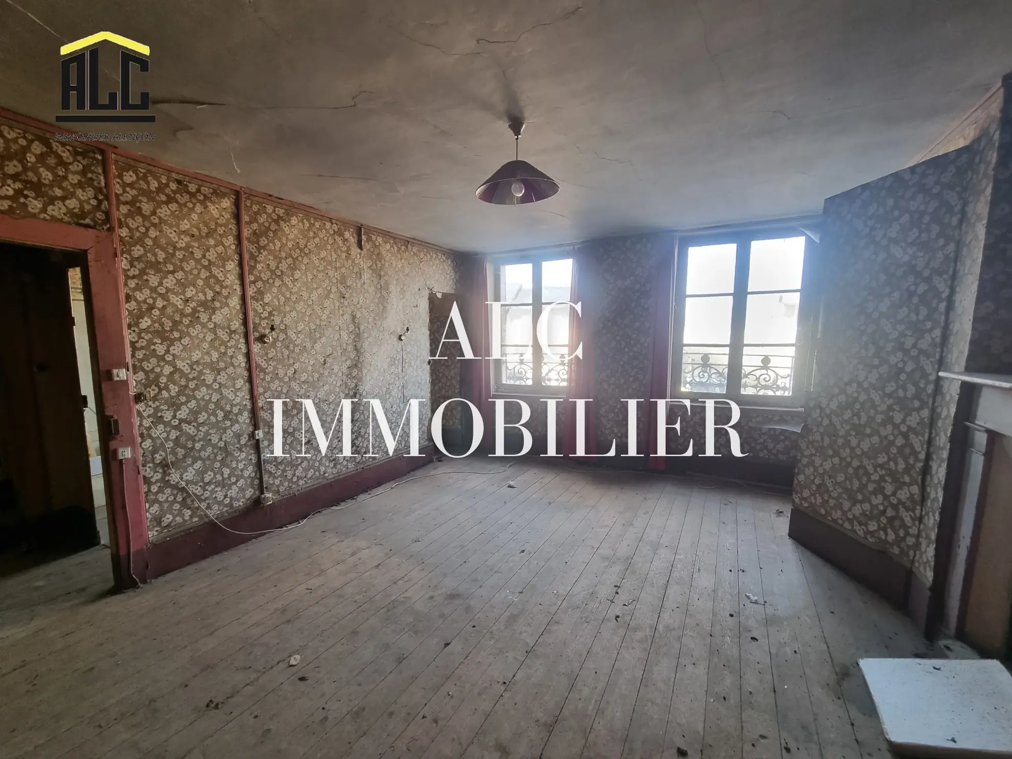 Immeuble de rapport à Courtomer – Deux maisons à rénover avec terrain 
