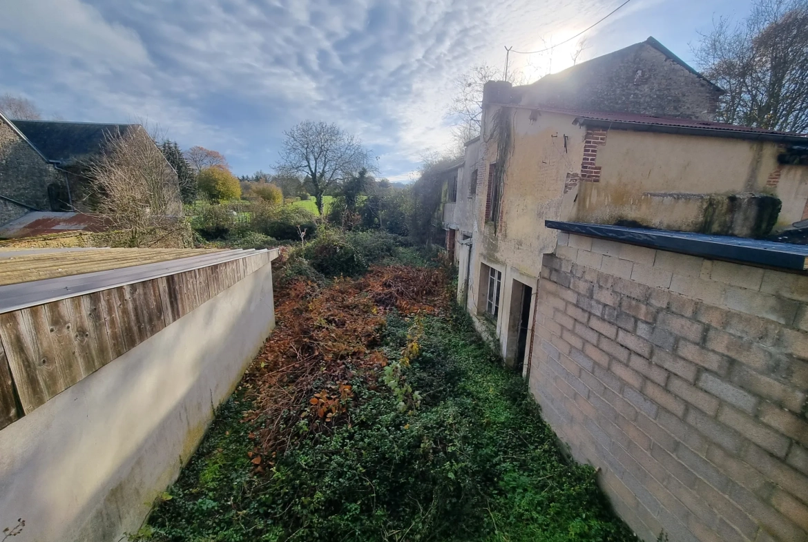 Immeuble de rapport à Courtomer – Deux maisons à rénover avec terrain 