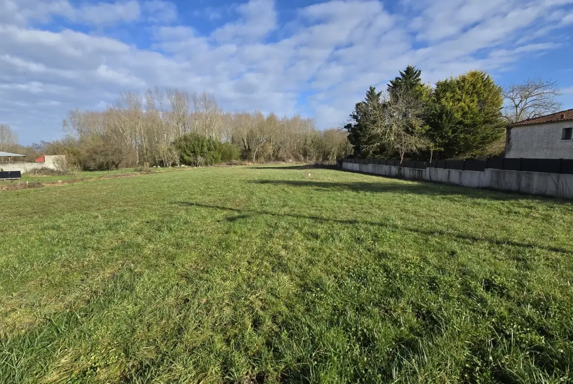 Terrain constructible de 696 m2 à Forges, proche Aigrefeuille d'Aunis 