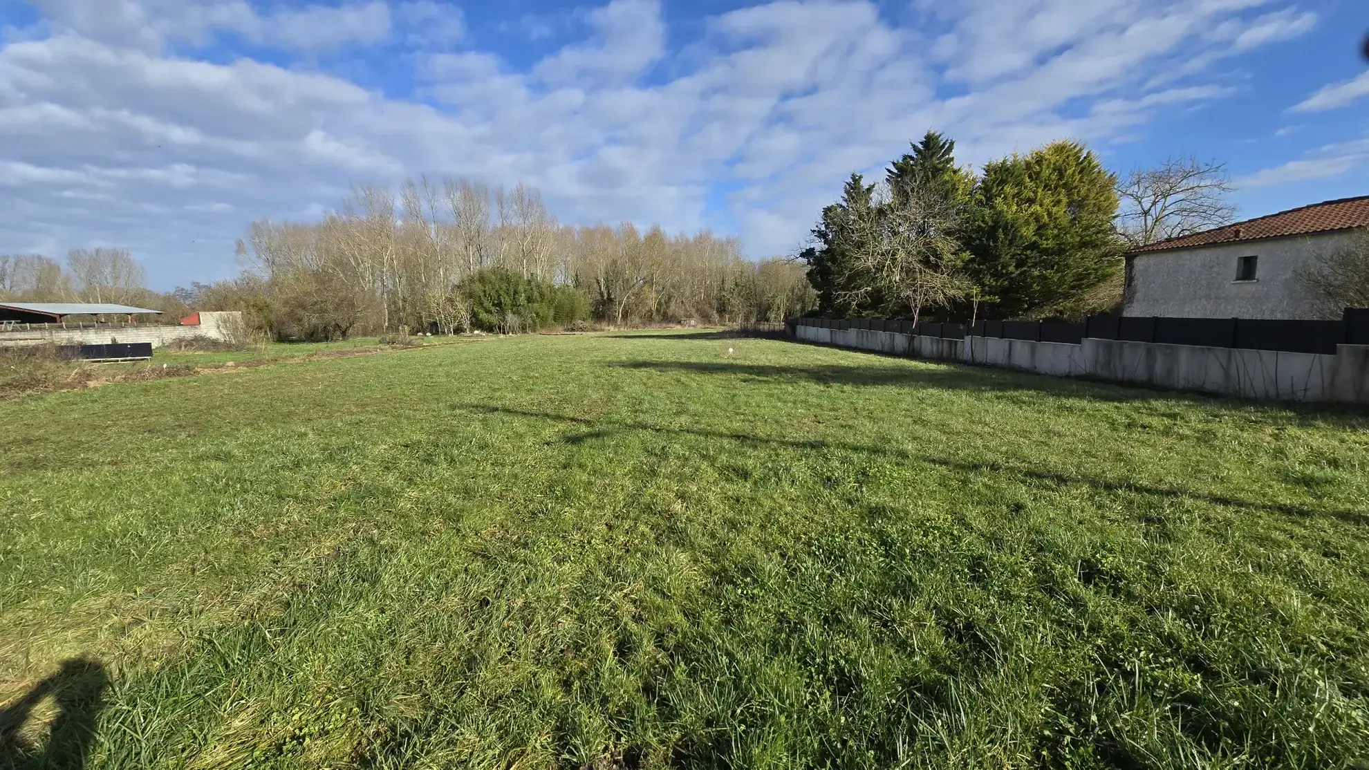 Terrain constructible de 696 m2 à Forges, proche Aigrefeuille d'Aunis 