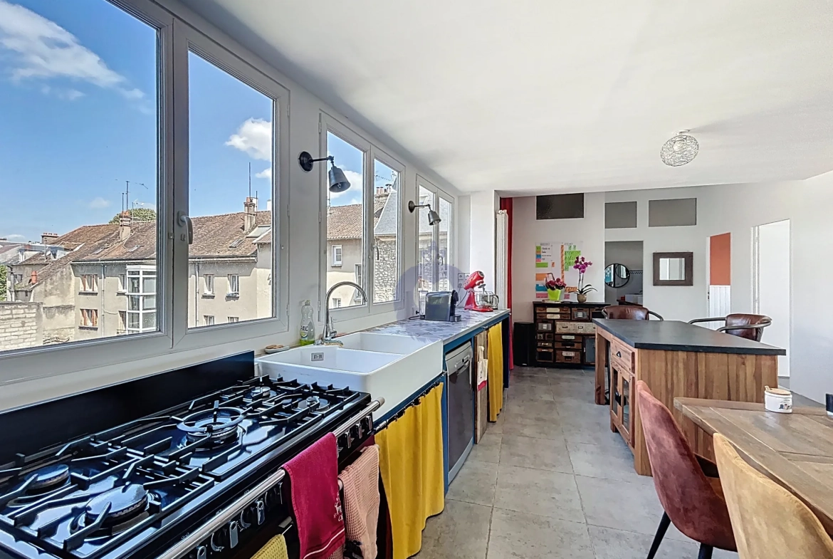 Appartement lumineux de 124 m² avec vue à Melun centre-ville 