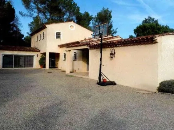 Villa T5 avec piscine et grand terrain à Opio - Vente aux enchères à partir de 150 000 €