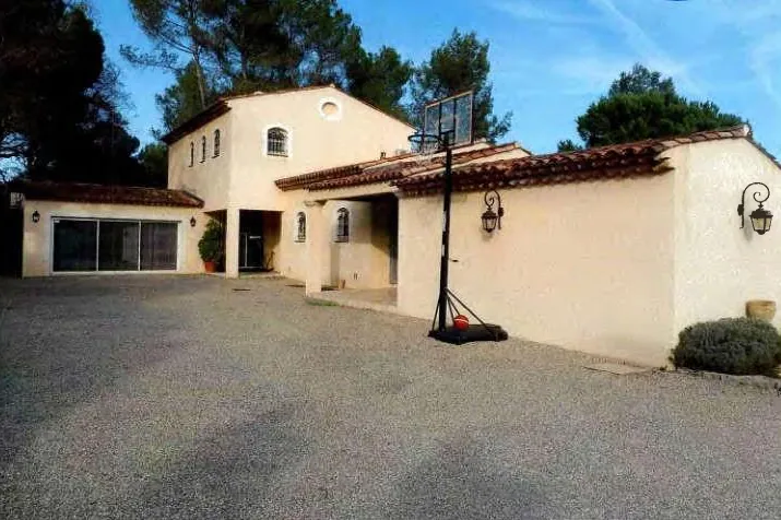 Villa T5 avec piscine et grand terrain à Opio - Vente aux enchères à partir de 150 000 € 