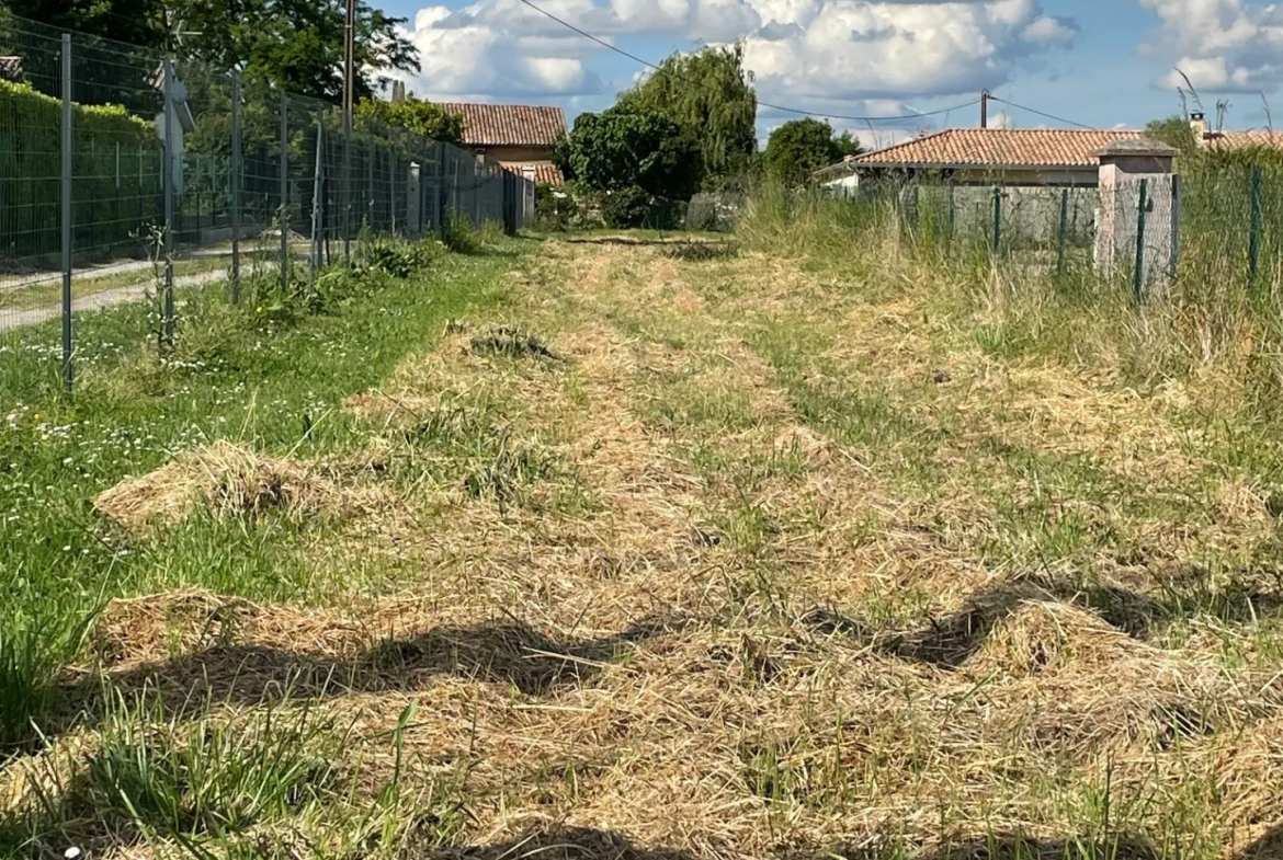 Terrain constructible de 1 871 m² à Montpouillan – Opportunité rare 