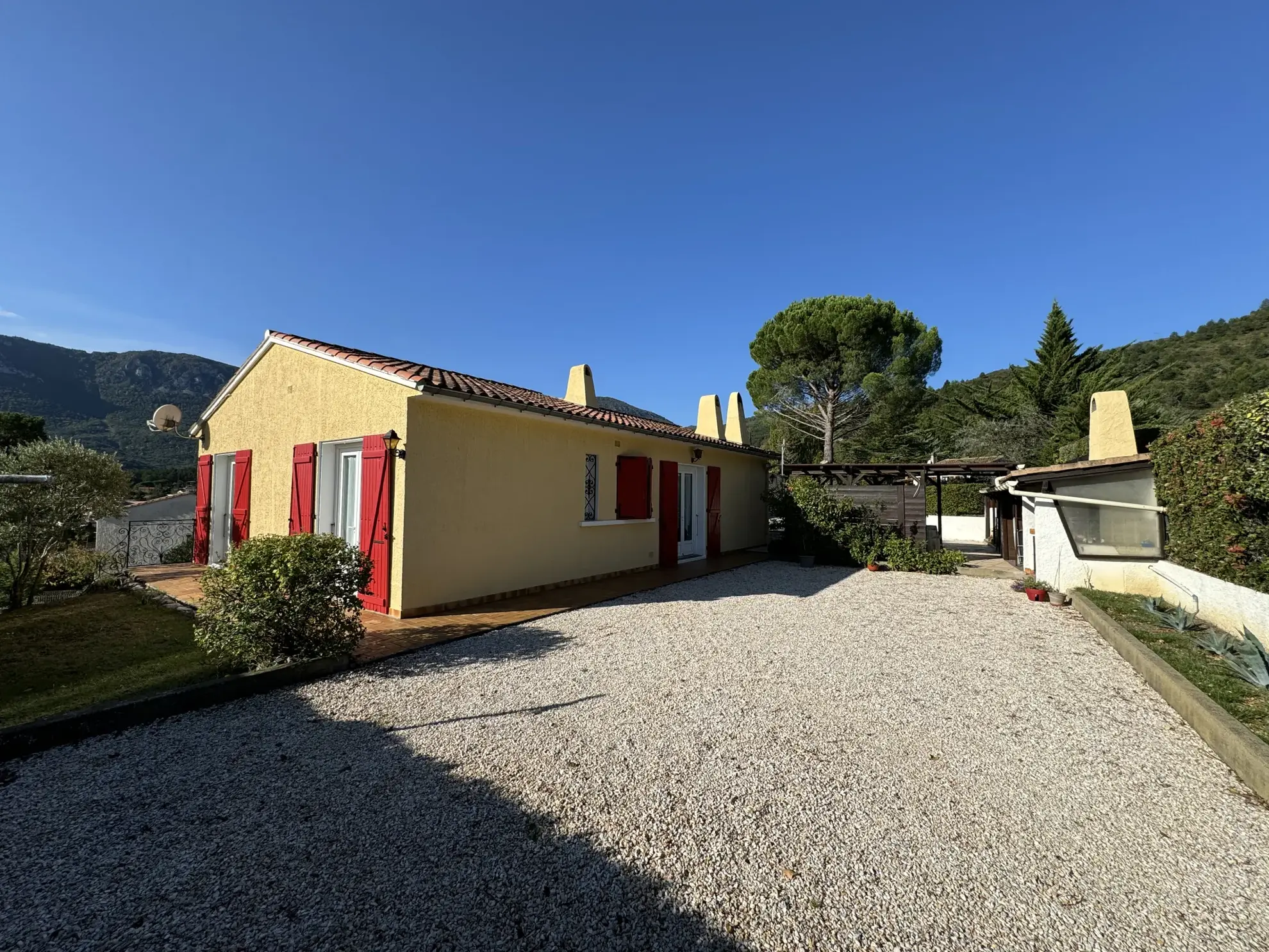Belle maison avec piscine chauffée et grand garage à Quillan 