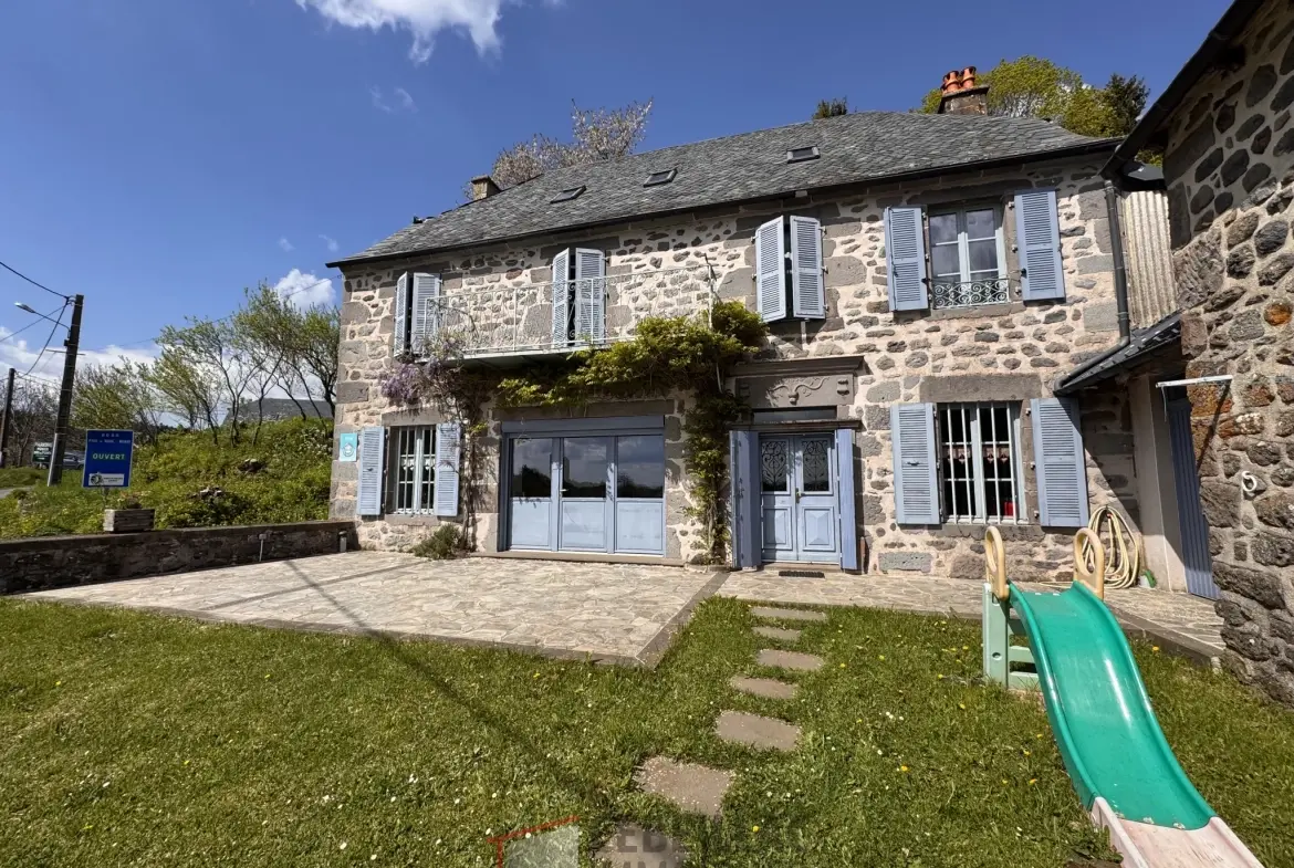 Maison de village rénovée avec 4 chambres à Cézens – Gîte de charme 