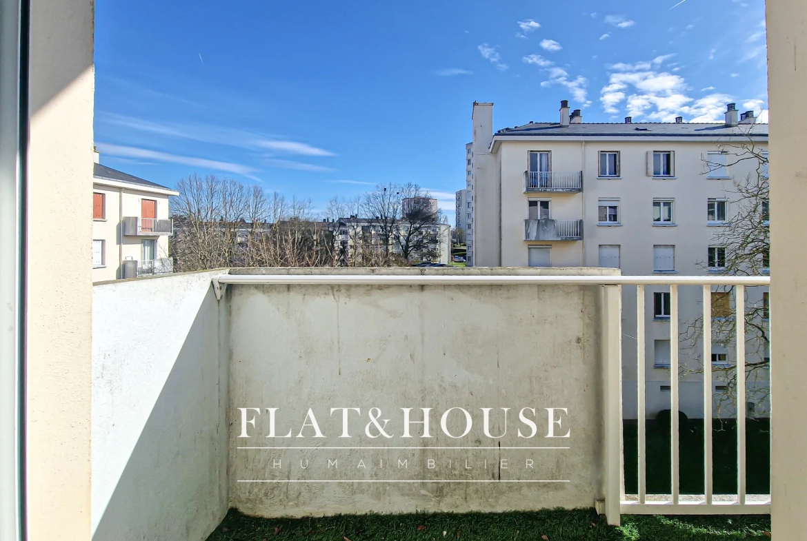 Appartement T4 rénové à Cholet avec balcon et cave, idéal investissement ou résidence principale 