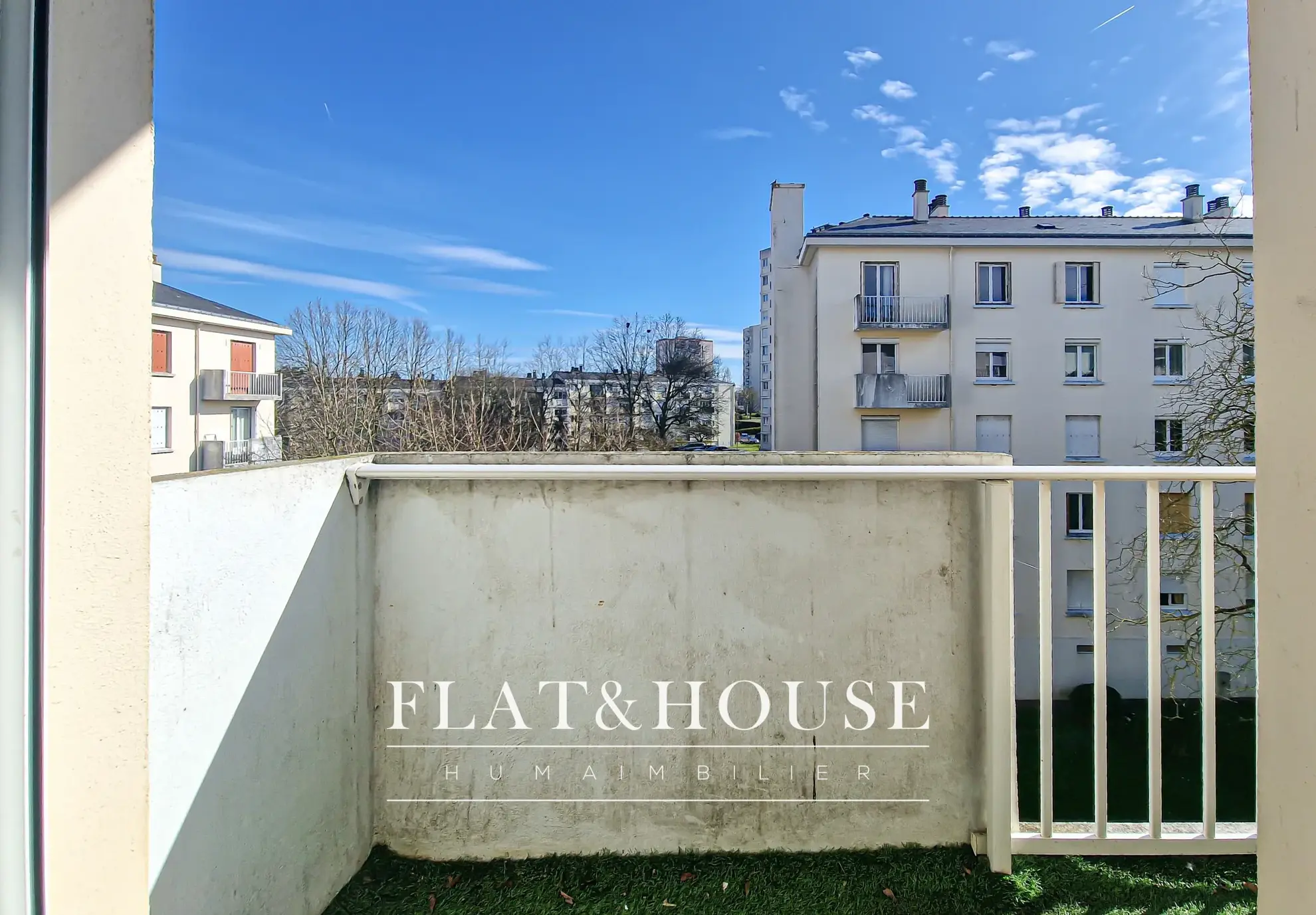 Appartement T4 rénové à Cholet avec balcon et cave, idéal investissement ou résidence principale 