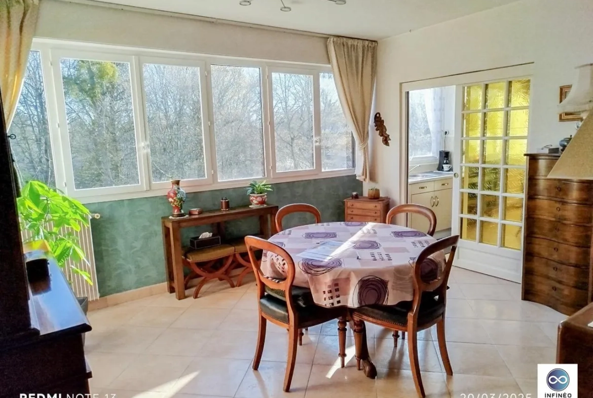 Grand appartement 4 pièces de 129 m² avec parking à Vaux-le-Penil 