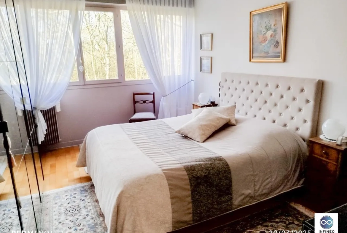 Grand appartement 4 pièces de 129 m² avec parking à Vaux-le-Penil 