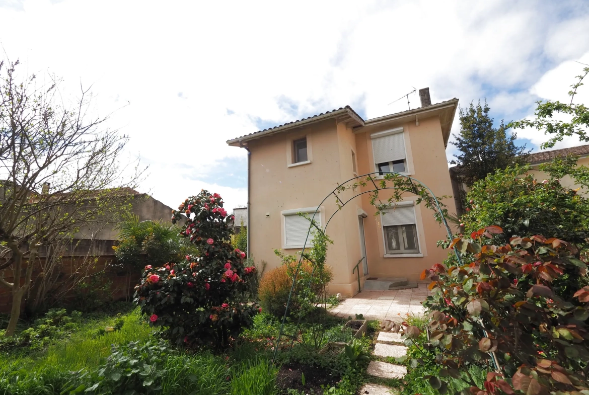 Maison à rénover de 90 m2 avec jardin à Marmande proche centre 