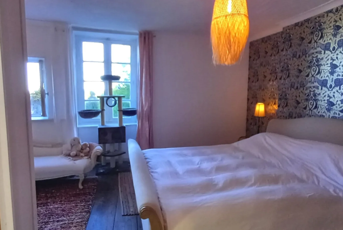 Maison de bourg lumineuse avec grand potentiel et jardin privé à Bourganeuf 