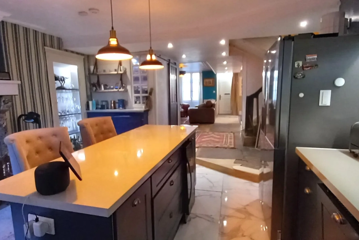 Maison de bourg lumineuse avec grand potentiel et jardin privé à Bourganeuf 