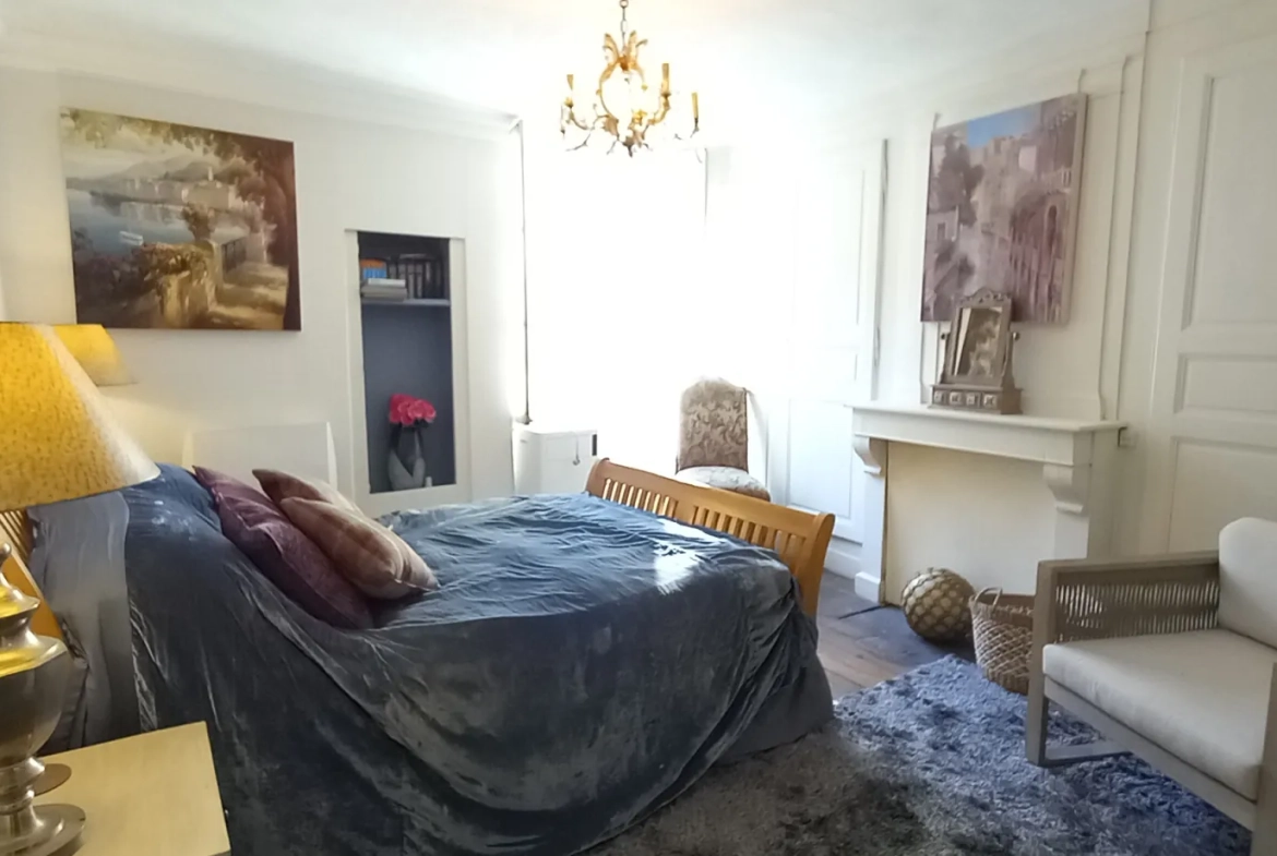 Maison de bourg lumineuse avec grand potentiel et jardin privé à Bourganeuf 