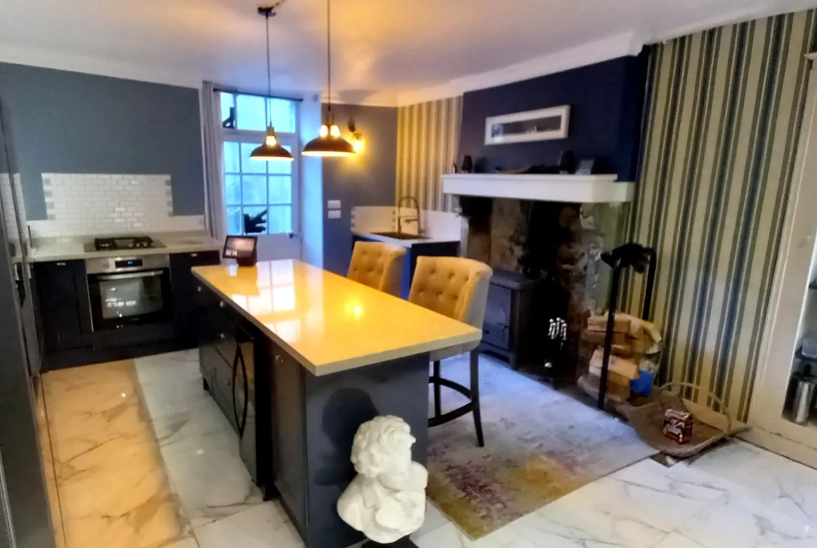 Maison de bourg lumineuse avec grand potentiel et jardin privé à Bourganeuf 
