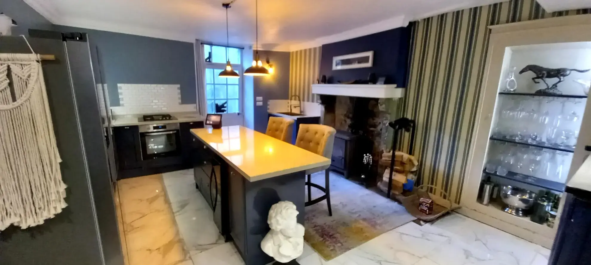 Maison de bourg lumineuse avec grand potentiel et jardin privé à Bourganeuf 