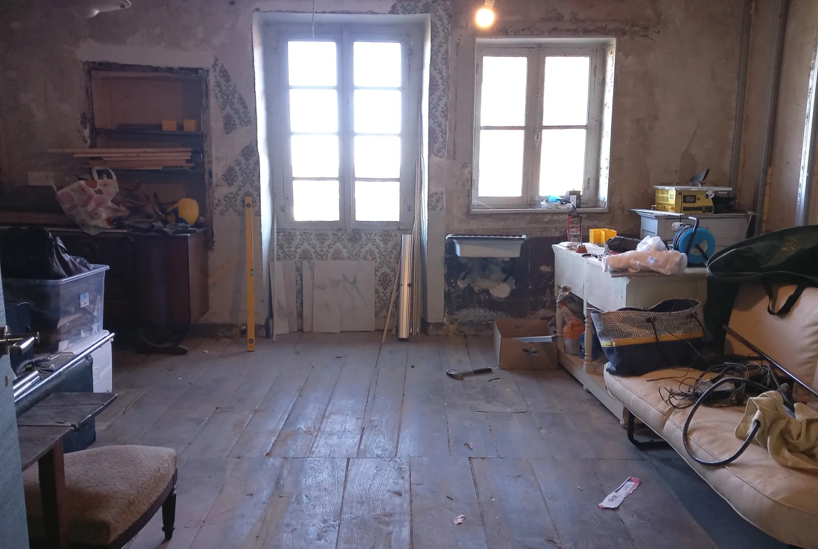 Maison de bourg lumineuse avec grand potentiel et jardin privé à Bourganeuf 