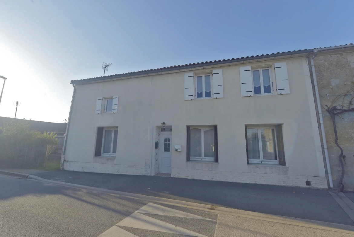 Maison charentaise à Nieulle-sur-Seudre avec potentiel et jardin calme 