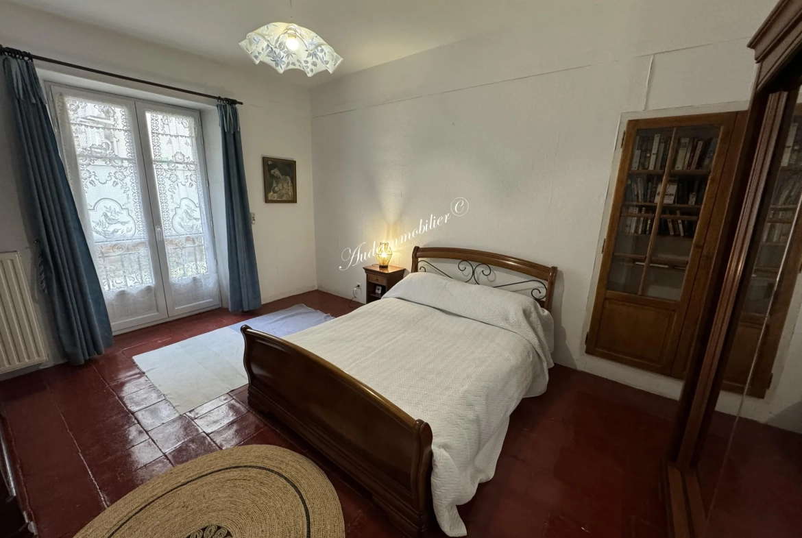 Maison de ville avec terrasse à Limoux, 115 m2, proche commerces 