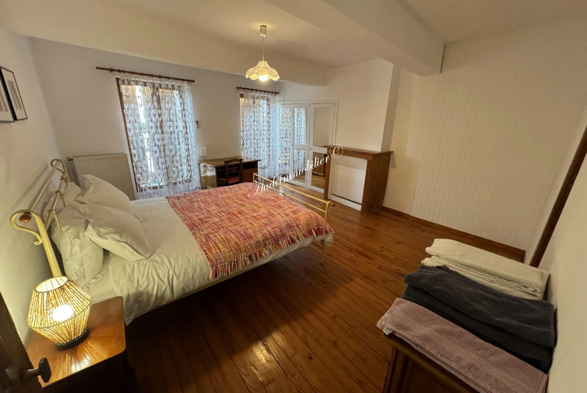 Maison de ville avec terrasse à Limoux, 115 m2, proche commerces 