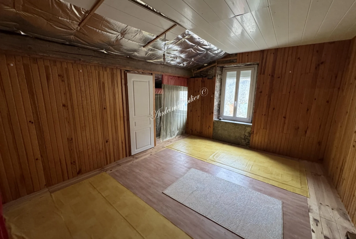 Maison de ville avec terrasse à Limoux, 115 m2, proche commerces 